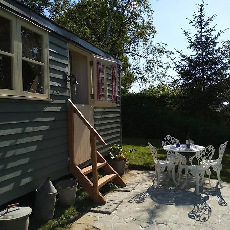 The English shepherds hut @ Les Aulnaies Echauffour Extérieur photo