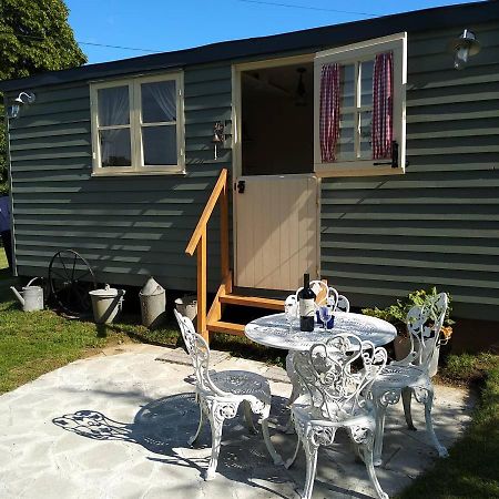 The English shepherds hut @ Les Aulnaies Echauffour Extérieur photo
