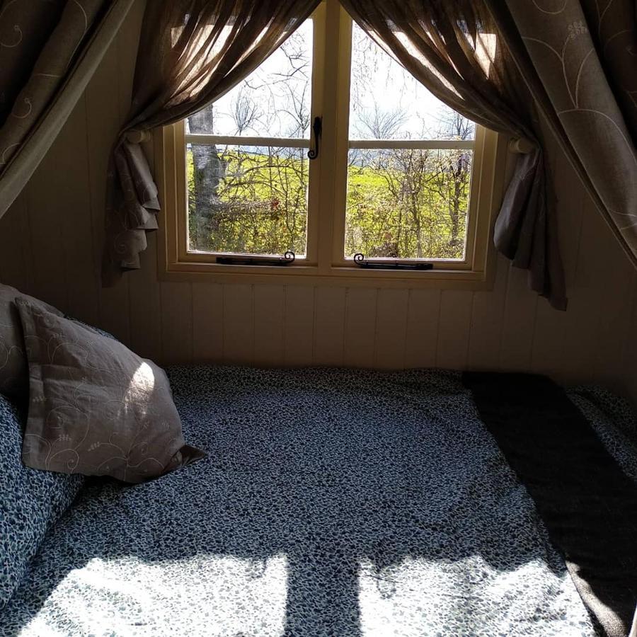 The English shepherds hut @ Les Aulnaies Echauffour Extérieur photo