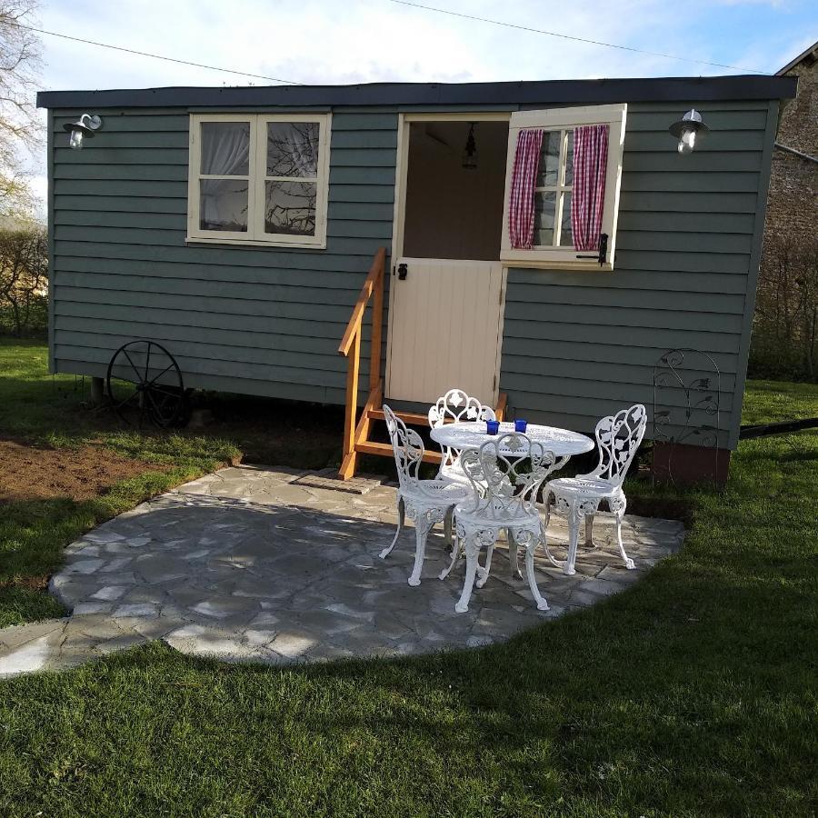 The English shepherds hut @ Les Aulnaies Echauffour Extérieur photo